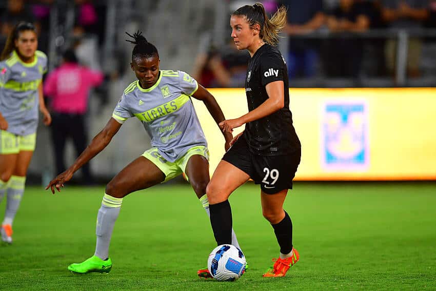 Uchenna Kanu biography - Stats, clubs, husband, net worth 2 Uchenna Kanu in action for Tigres